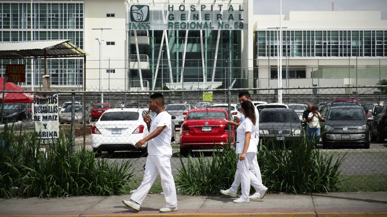 México contrató de manera temporal 6 mil médicos y 12.300 enfermeros adicionales de manera temporal para hacer frente a la pandemia