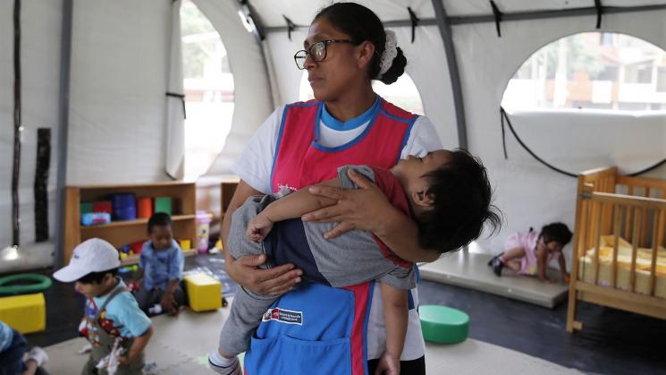 El cuidado de bebés y niños es la segunda tarea donde la población mayor de 12 años dedica más tiempo no remunerado, luego de la asistencia a familiares enfermos o ancianos.