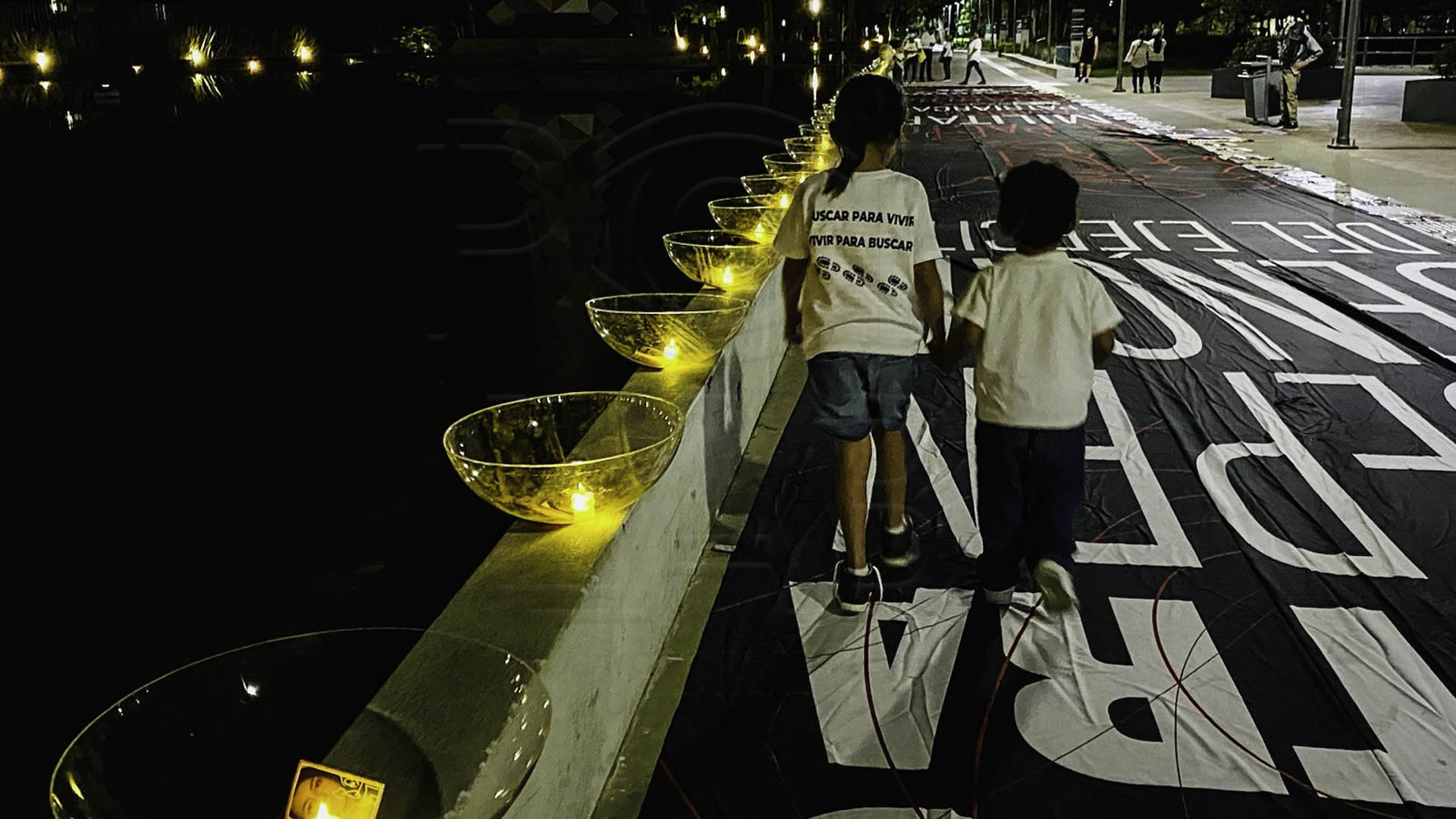 Desde que Sara Fernanda desapareció, Camila reza diariamente al pie de su cama para que su madre regrese pronto.