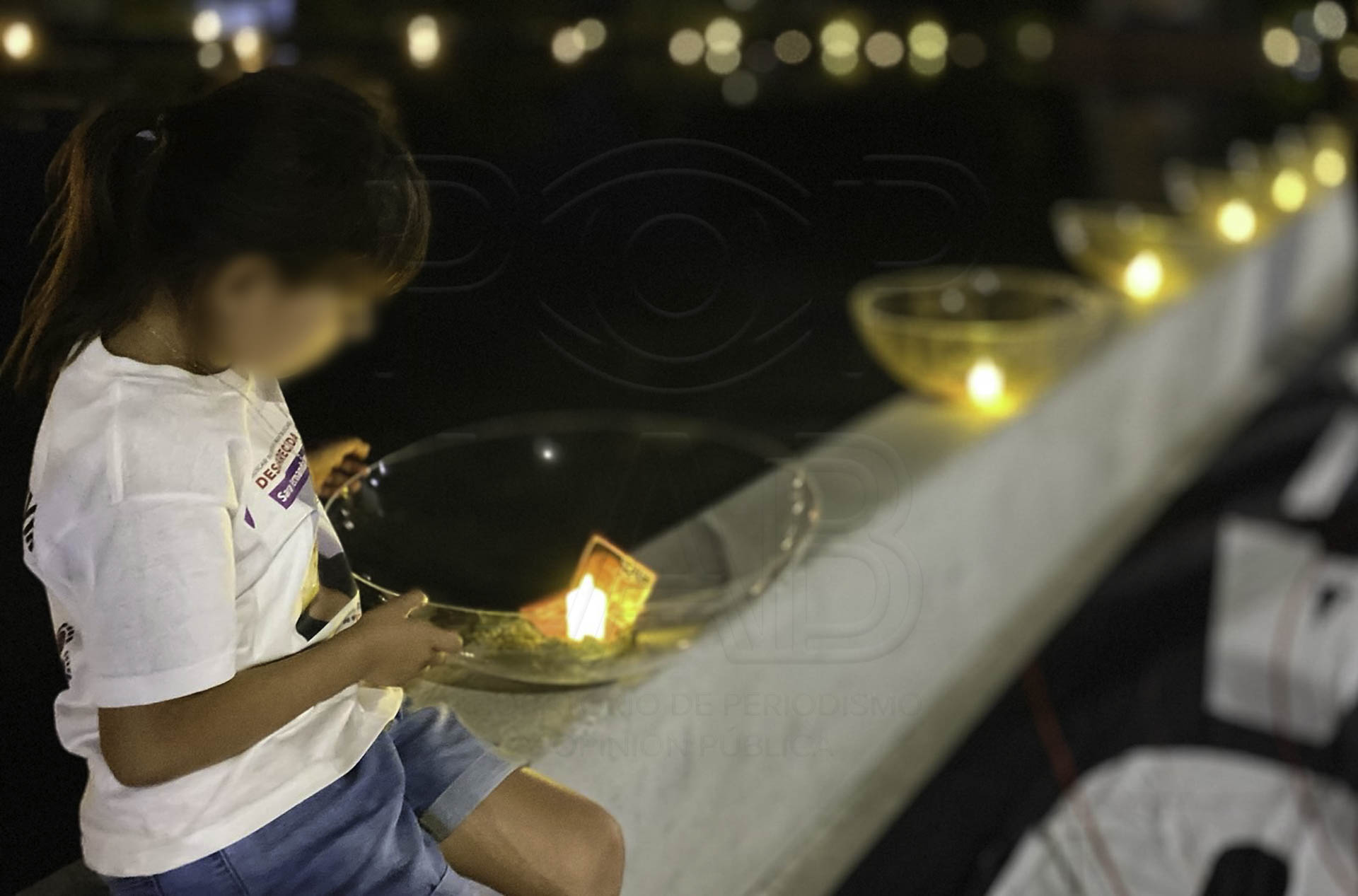Otra forma en la que Camila tiene presente a su mamá es en el “Árbol de la Esperanza”, del parque Irekua, donde familiares colgaron entre las hojas las fotos de las y los desaparecidos. Ahí está la foto de Sara Fernanda. “Lloramos, nos reímos, ahí la ve, la abraza, se despide”.